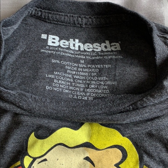 Official FallOut T-shirt - Picture 3 of 3